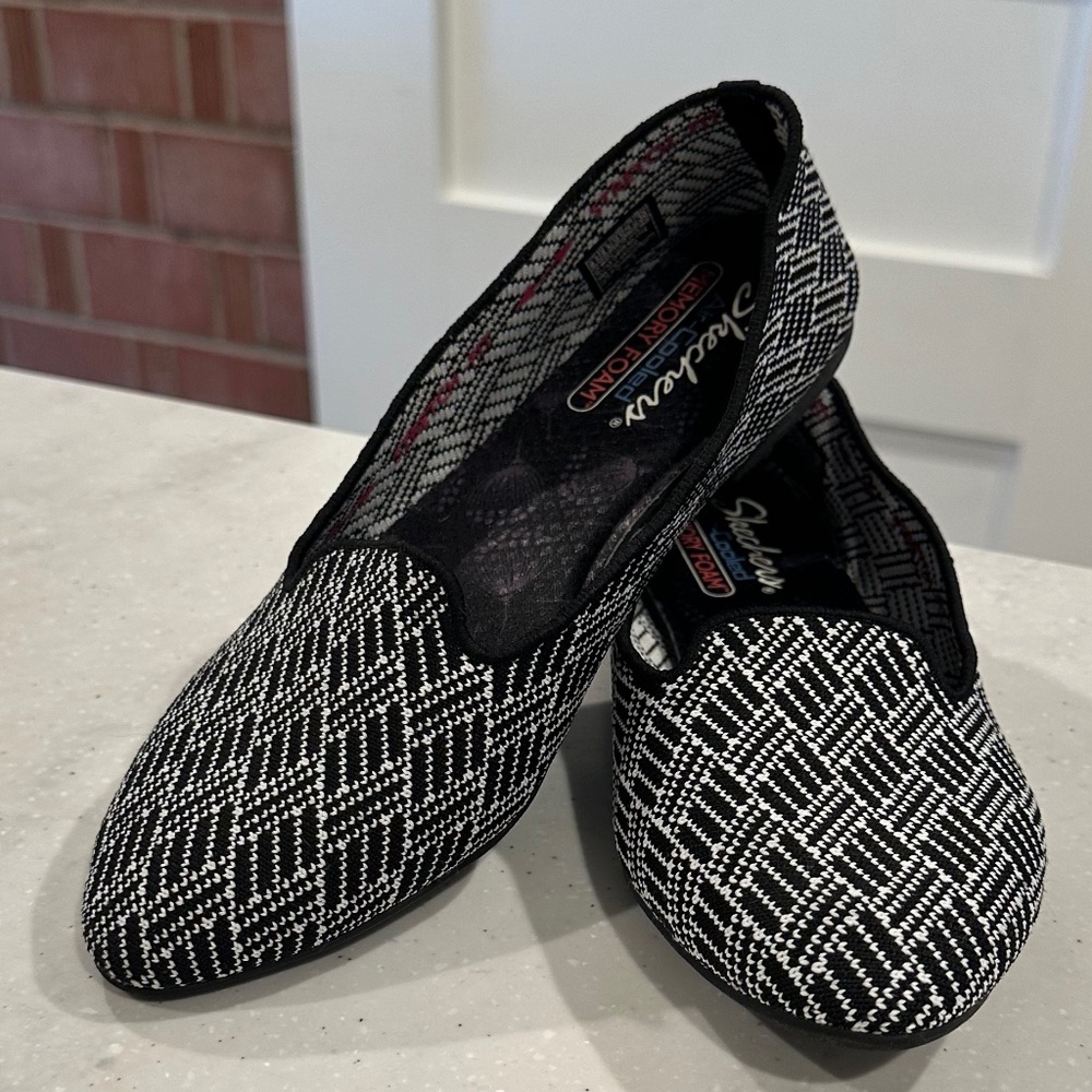 Skechers - Cleo - Pointed Toe Flat/Loafer, Size 8.5 Black and White